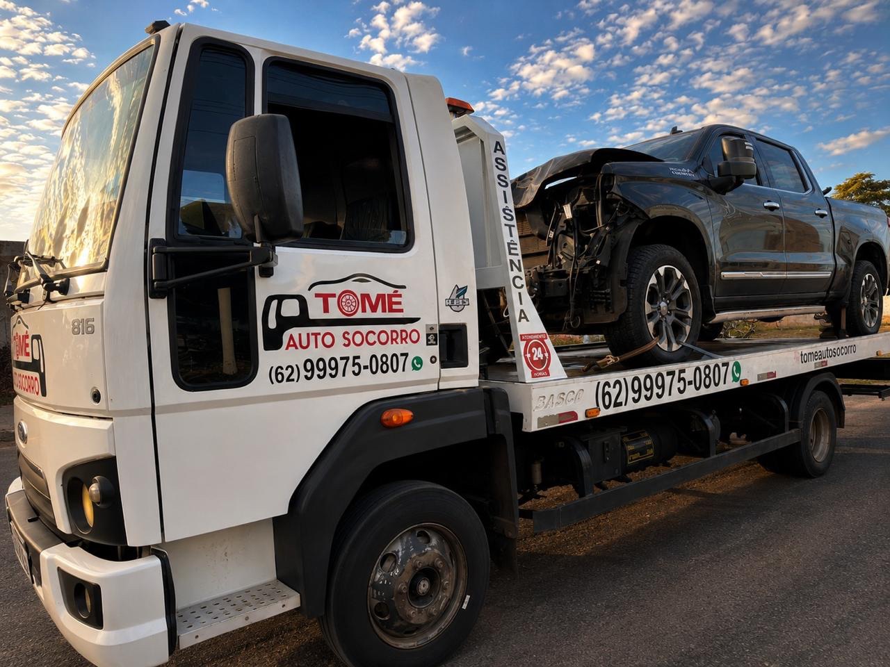 Transporte de caminhonete acidentada
